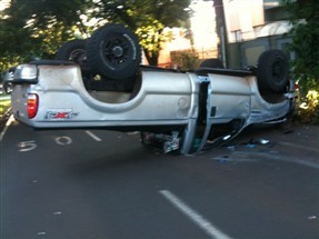 Acidente envolvendo três veículos interdita trecho da Avenida Rio Branco na manhã deste domingo em Maringá